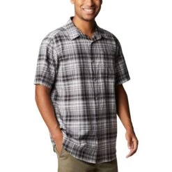 COLUMBIA Men's Under Exposure Yarn-Dye Short Sleeve Shirt -Iron Stride Men Shop 2039601 002 alt3