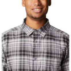 COLUMBIA Men's Under Exposure Yarn-Dye Short Sleeve Shirt -Iron Stride Men Shop 2039601 002 alt4